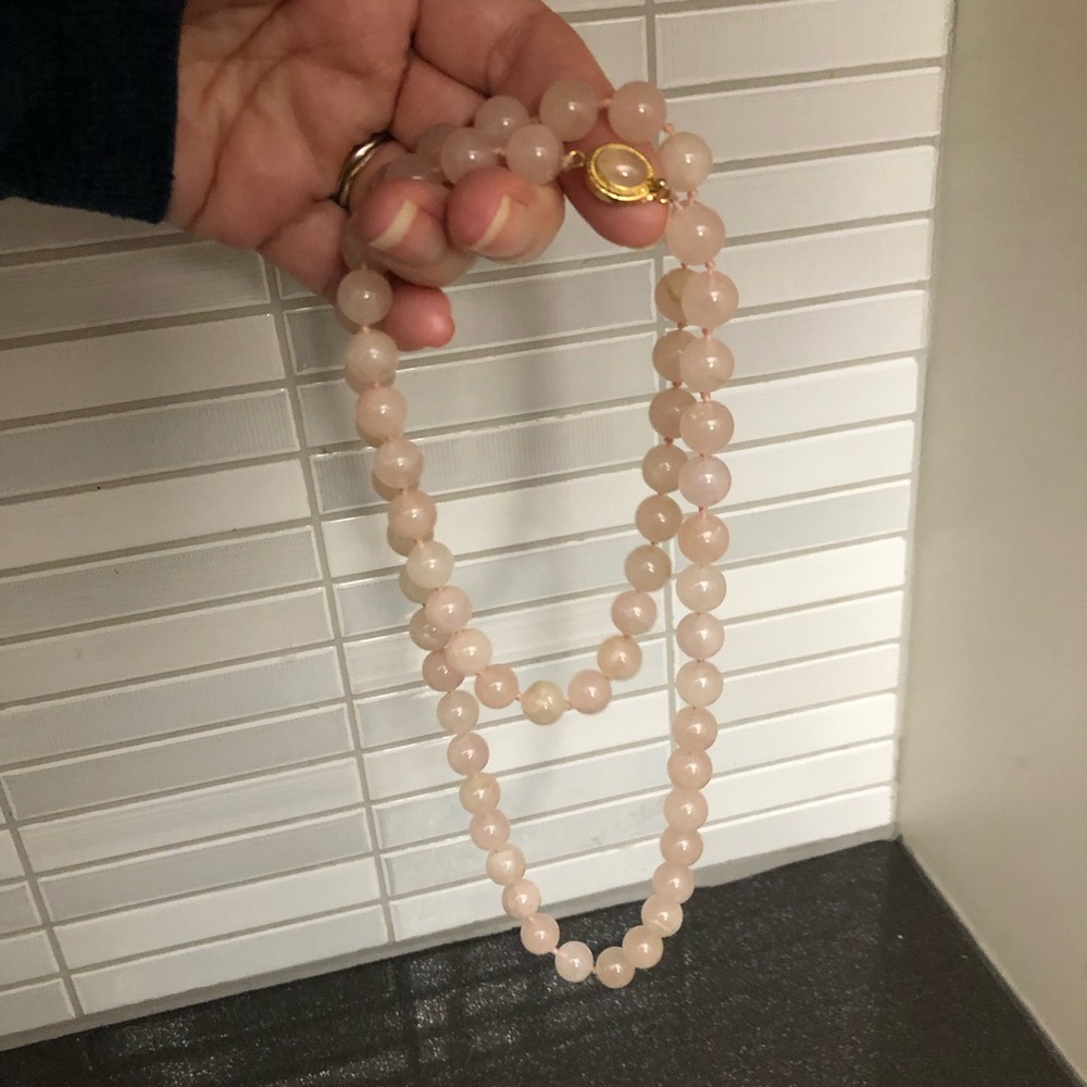 Women’s pink faux pearl necklace - Picture 5 of 8